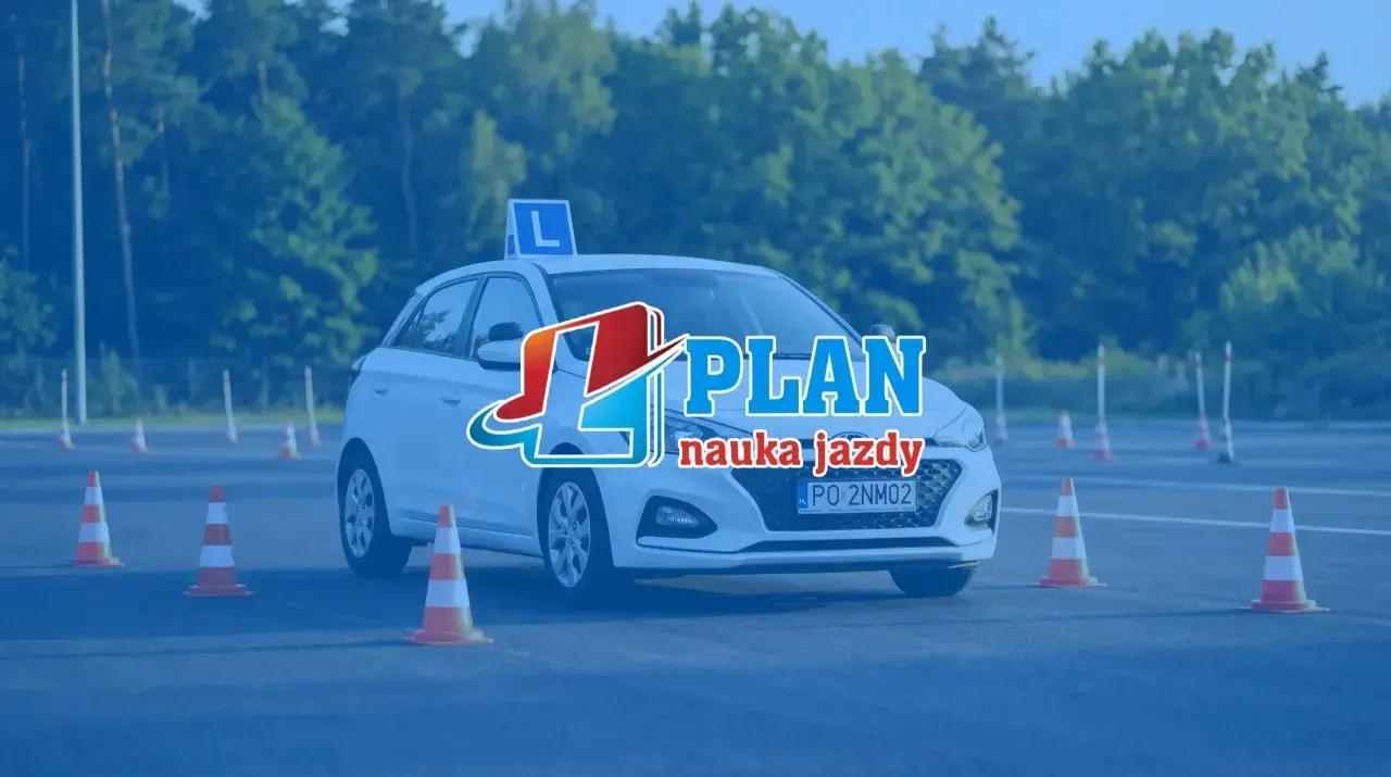 Biały samochód z literą "L" na dachu i pachołkami na placu manewrowym. To idealne miejsce na praktyczny egzamin na prawo jazdy.