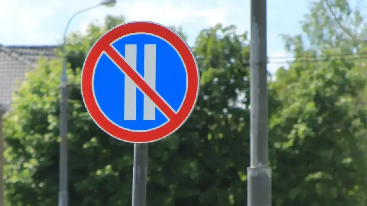 Znak zakazu postoju. Uważaj, bo to zakazy dla ciężarówek, nie wolno tu parkować.