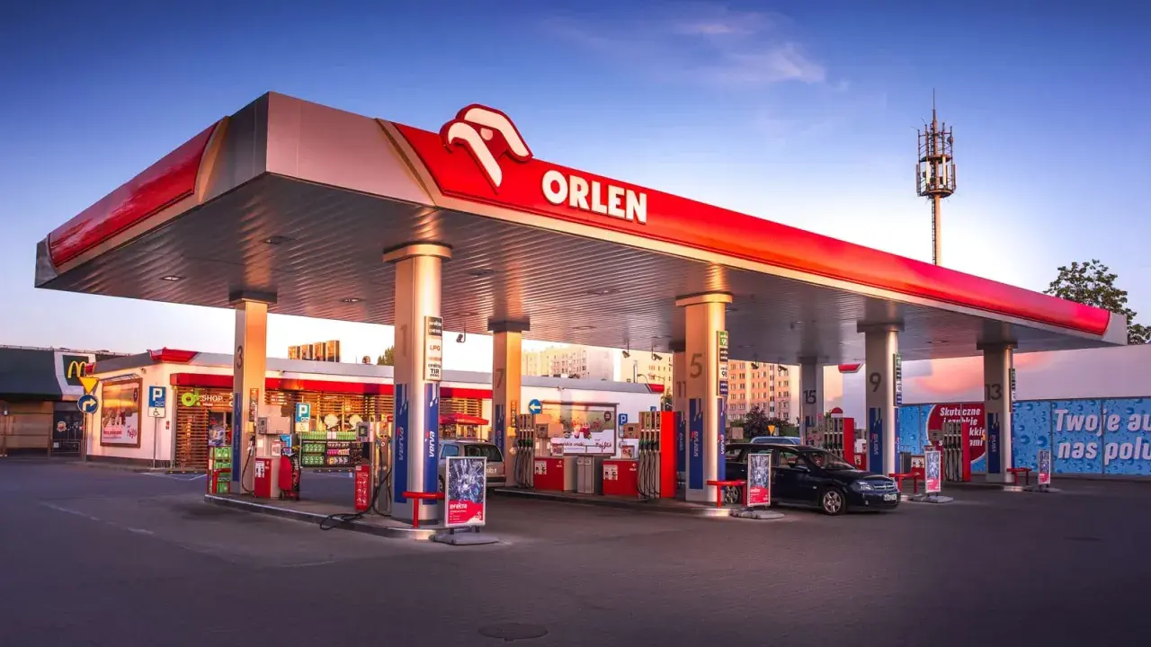 Stacja Orlen z dystrybutorami verva diesel i benzyny. W tle McDonald's i budynki mieszkalne.