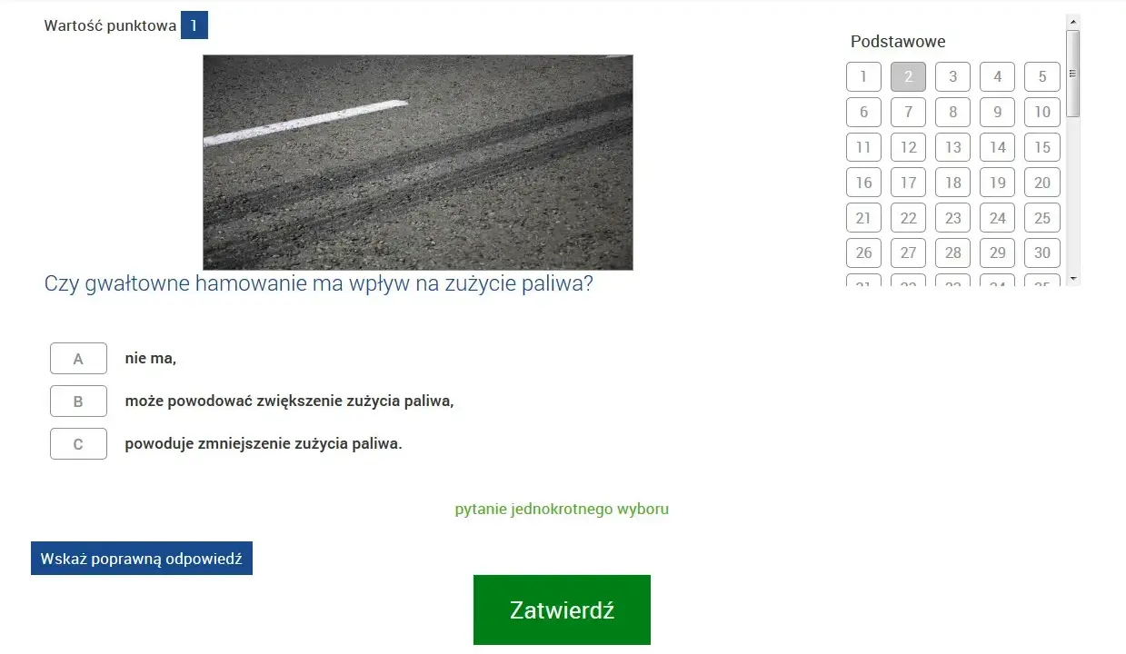 Egzamin kwalifikacja wstępna przyspieszona. Pytanie o wpływ gwałtownego hamowania na zużycie paliwa, z widocznymi śladami opon na asfalcie.