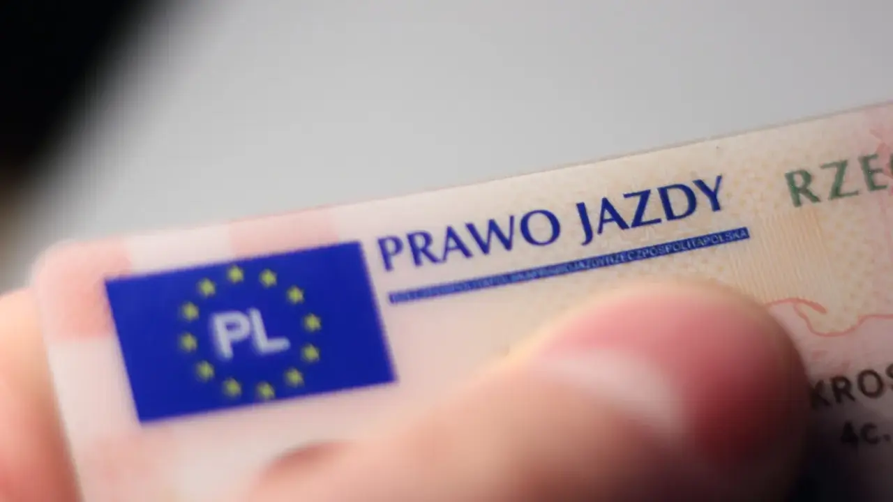Zgubiłem orzeczenie lekarskie prawo jazdy. Widoczny fragment dokumentu z napisem "PRAWO JAZDY" i flagą UE.
