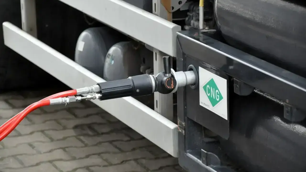 Tankowanie gazu CNG. Wąż podłączony do pojazdu z zielonym logo CNG. Gdzie tankować?