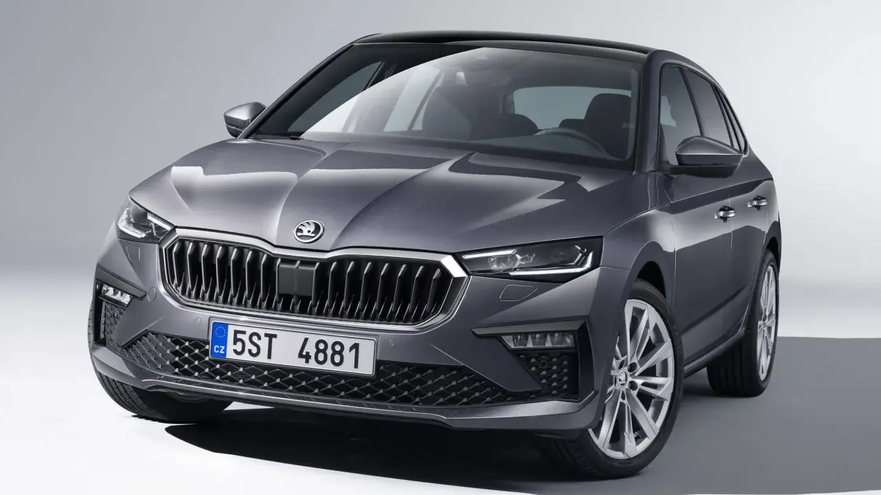 Szary samochód Skoda z charakterystycznym grillem i reflektorami LED. Widoczny segment c, czyli tylna część nadwozia, z przyciemnianymi szybami.