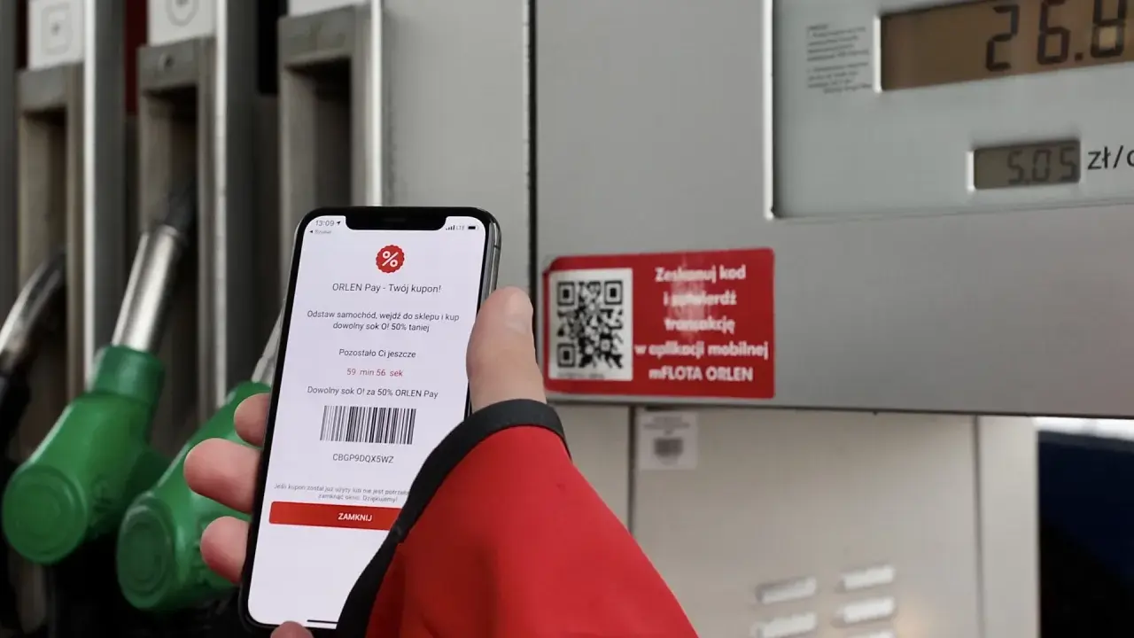 Na stacji Orlen, telefon z aplikacją ORLEN Pay pokazuje kupon na sok. Gdzie kupić orlen e-toll? Tutaj płacisz telefonem!