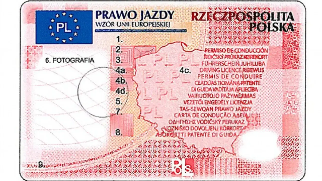 Polskie prawo jazdy z lat 80. z symbolem Unii Europejskiej i napisem "Rzeczpospolita Polska". Wzór unijny.