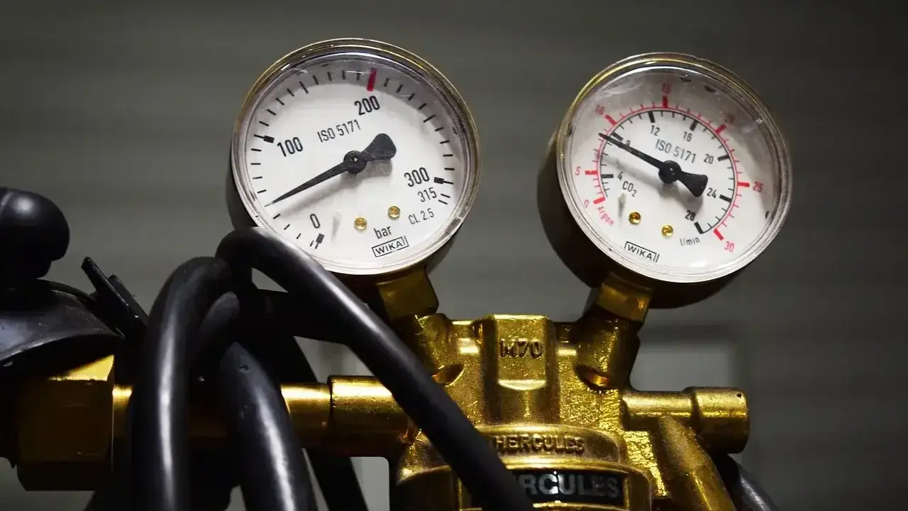 Dwa manometry wskazują nieprawidłowe ciśnienie, co może być objawem uszkodzonego reduktora LPG.