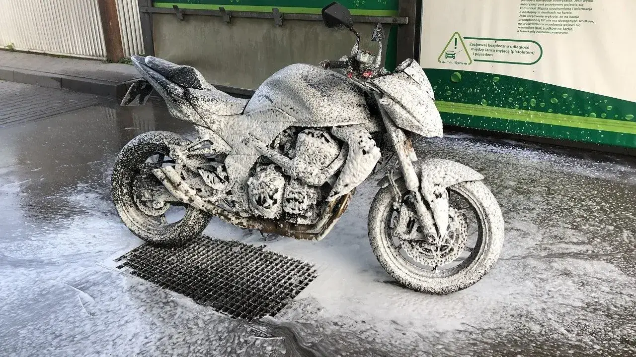 Motocykl pokryty pianą na myjni. Czy na myjni można płacić kartą? Tak, instrukcja informuje o płatności kartą.