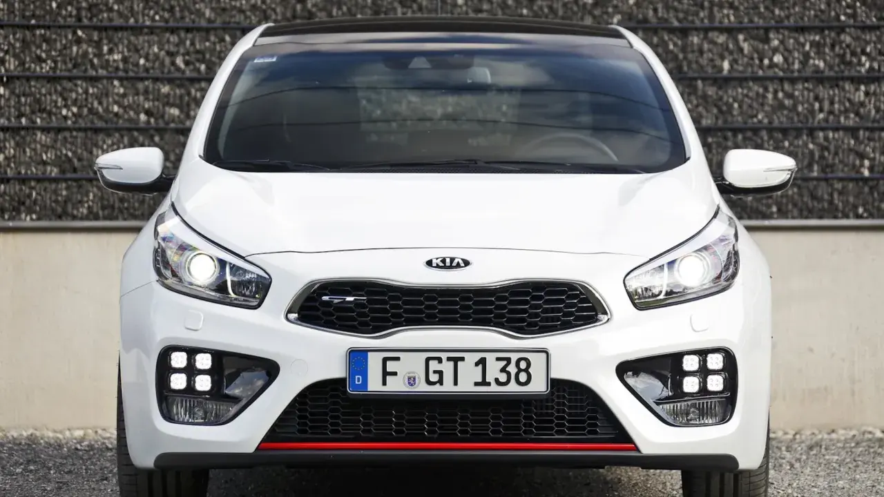 Biała Kia Ceed 1.6 benzyna z czarnym dachem i sportowym grillem.