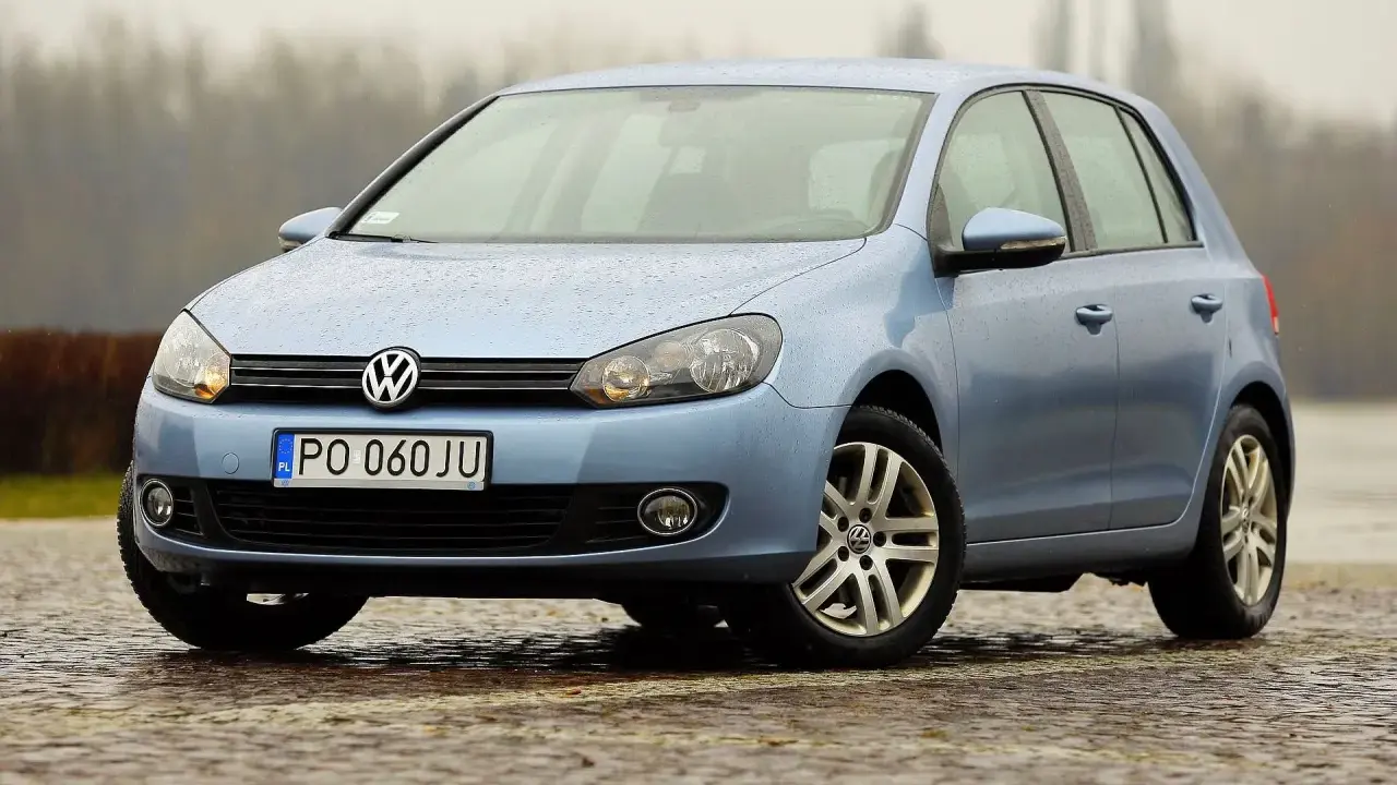 Niebieski Golf 6 na mokrej nawierzchni. Zastanawiasz się, jaki silnik benzynowy wybrać do tego modelu?