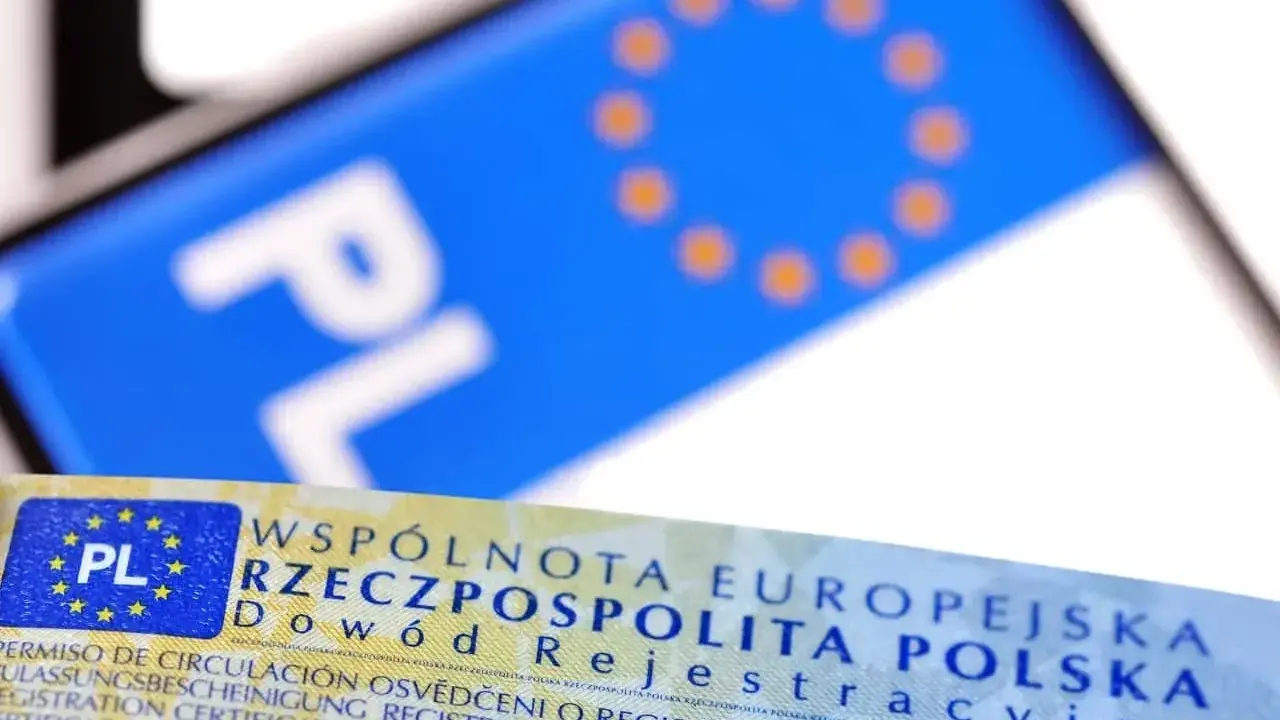 Dowód rejestracyjny z napisem "RZECZPOSPOLITA POLSKA" i symbolem UE. Cepik zatrzymany dowód rejestracyjny.