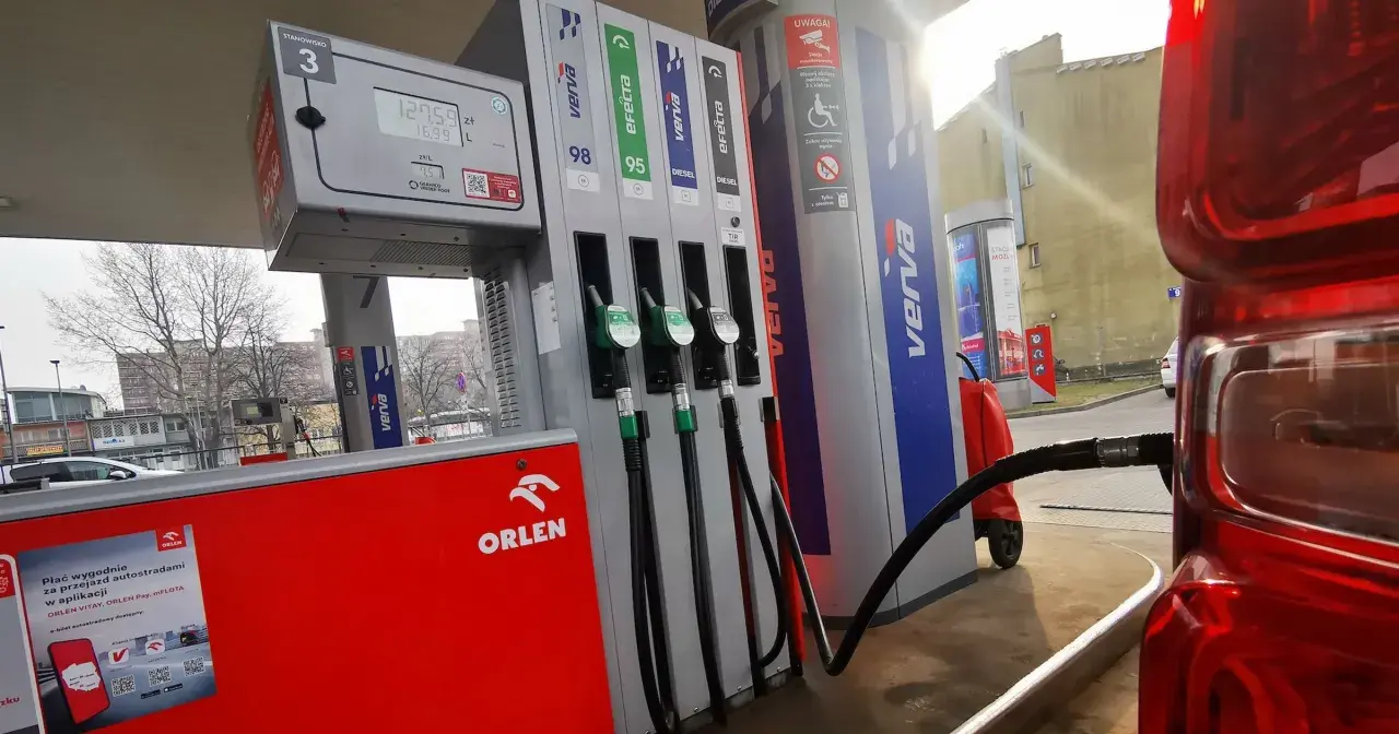 Na stacji Orlen kupisz paliwo, napoje i przekąski. Wygodnie zapłacisz aplikacją Orlen Vitay.