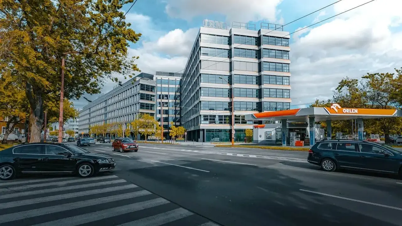 Nowoczesne biurowce i stacja paliw Orlen. Zastanawiasz się, ile punktów za tankowanie Orlen zdobędziesz?