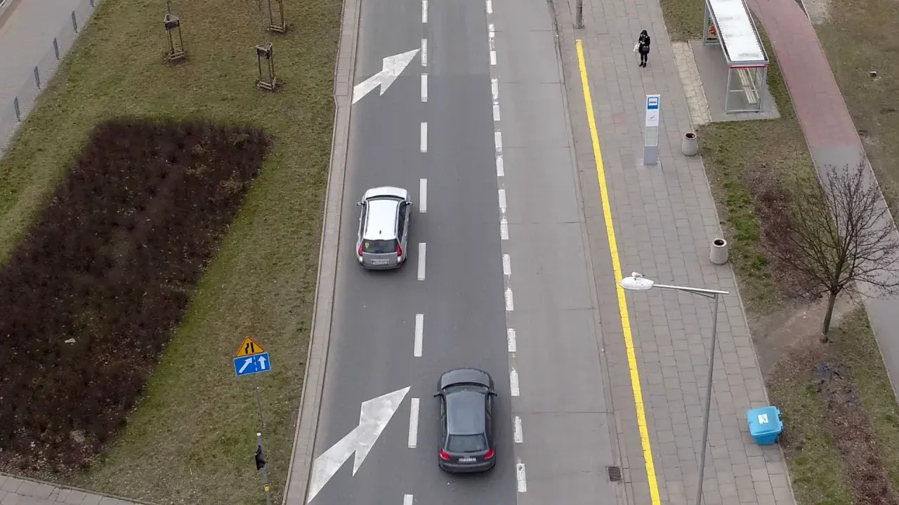 Znak jazdy na suwak informuje kierowców o konieczności zjeżdżania na sąsiedni pas.