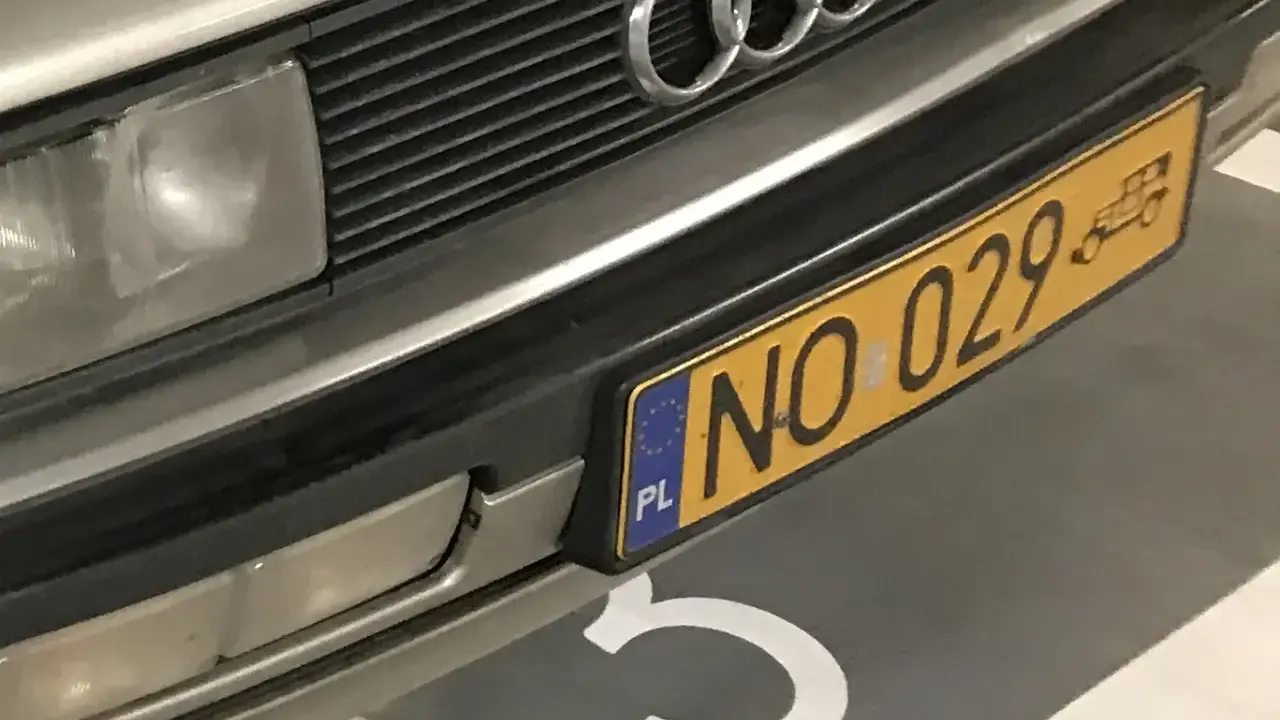 Nowe tablice rejestracyjne z numerem NO 029 na zderzaku Audi.
