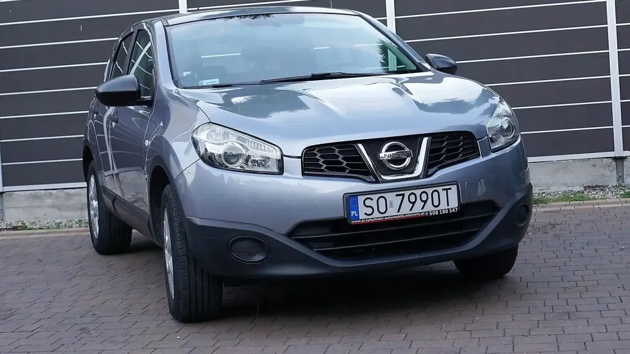Szary Nissan Qashqai 1.6 benzyna, idealny do miasta. Sprawdź jego spalanie!