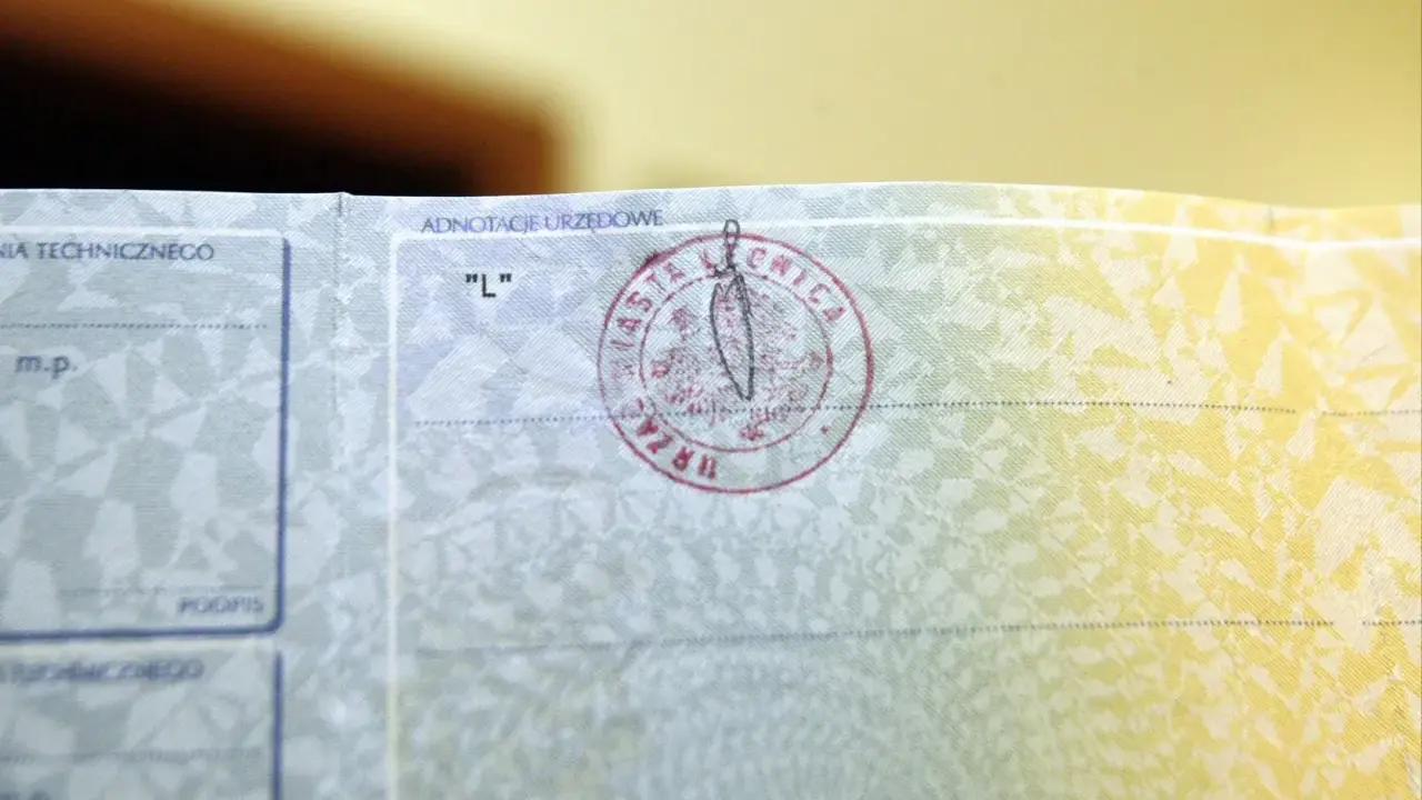 Pieczątka urzędowa na dokumencie, która może oznaczać zatrzymanie dowodu rejestracyjnego.