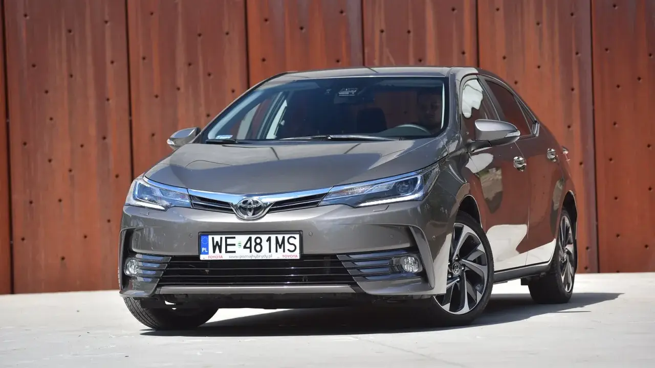 Szary sedan Toyota Corolla 1.6 benzyna, zapytaj o spalanie.