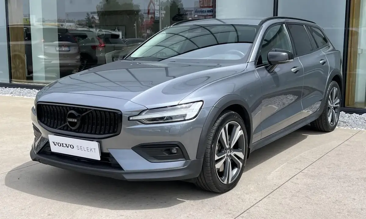 Szary Volvo V60 Cross Country. Zastanawiasz się, jaki silnik wybrać? Ten model to świetny wybór na rodzinne wypady.