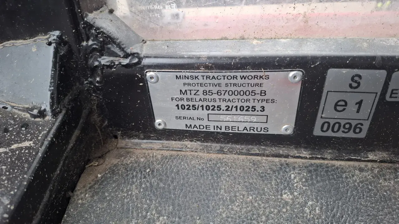 Tabliczka znamionowa z napisem "MINSK TRACTOR WORKS", zawierająca dane techniczne i numer seryjny traktora. Nazwa organu rejestrującego nie jest widoczna.