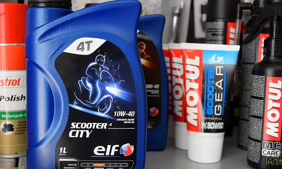 Olej Elf Scooter City 10W-40 do silników skuterów 4T. Idealny do maxi skuterów, zapewnia ochronę i wydajność.