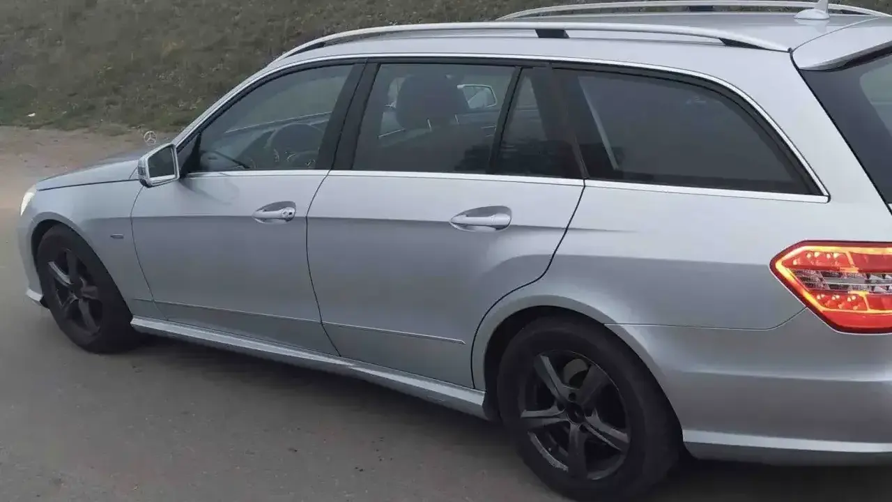 Srebrne kombi Mercedes W212 na czarnych felgach. Zastanawiasz się, jaki silnik wybrać do tego modelu?