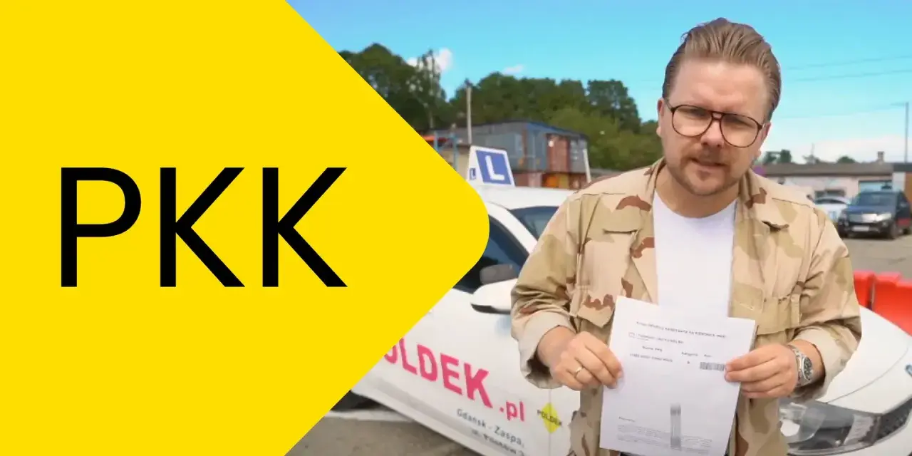 Jak wyrobić PKK? Mężczyzna w okularach trzyma dokument przed samochodem z literą L.