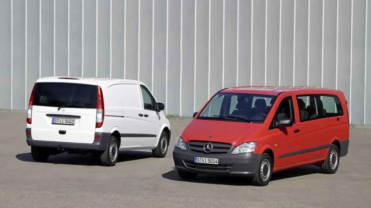 Dwa busy Mercedes-Benz Vito, jeden biały, drugi czerwony, stoją obok siebie. Czy to właśnie ten bus osobowy jest najmniej awaryjny?