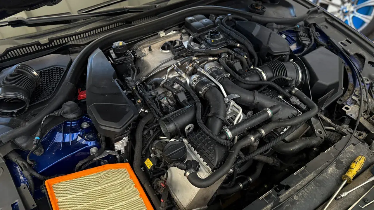 Silnik BMW z nowym filtrem powietrza. Czy części do BMW są drogie? Zależy od części, ale ten filtr to niewielki wydatek.