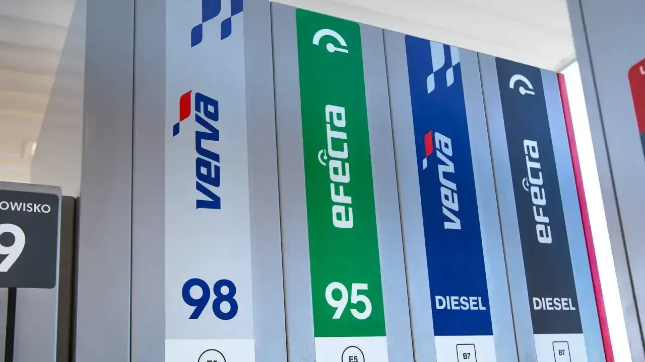 Stacja paliw z dystrybutorami Verve i eFecta 95. Widoczne oznaczenia 98, 95 i Diesel.