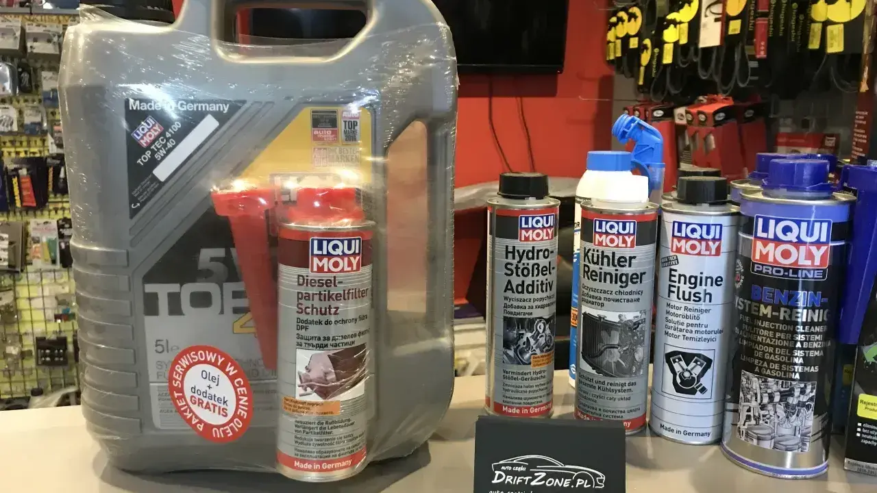 Duży kanister oleju silnikowego i kilka mniejszych preparatów do pielęgnacji samochodu, w tym dodatki do paliwa i płyny. Wszystkie oleje i preparaty to produkty marki Liqui Moly.
