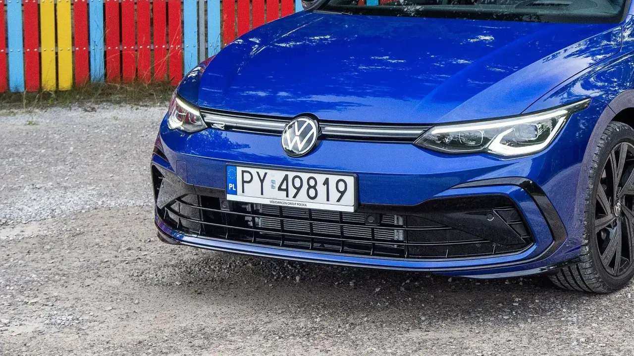 Niebieski Volkswagen z tablicą PY 49819, zapytanie "py co to za rejestracja" może dotyczyć właśnie tego numeru.