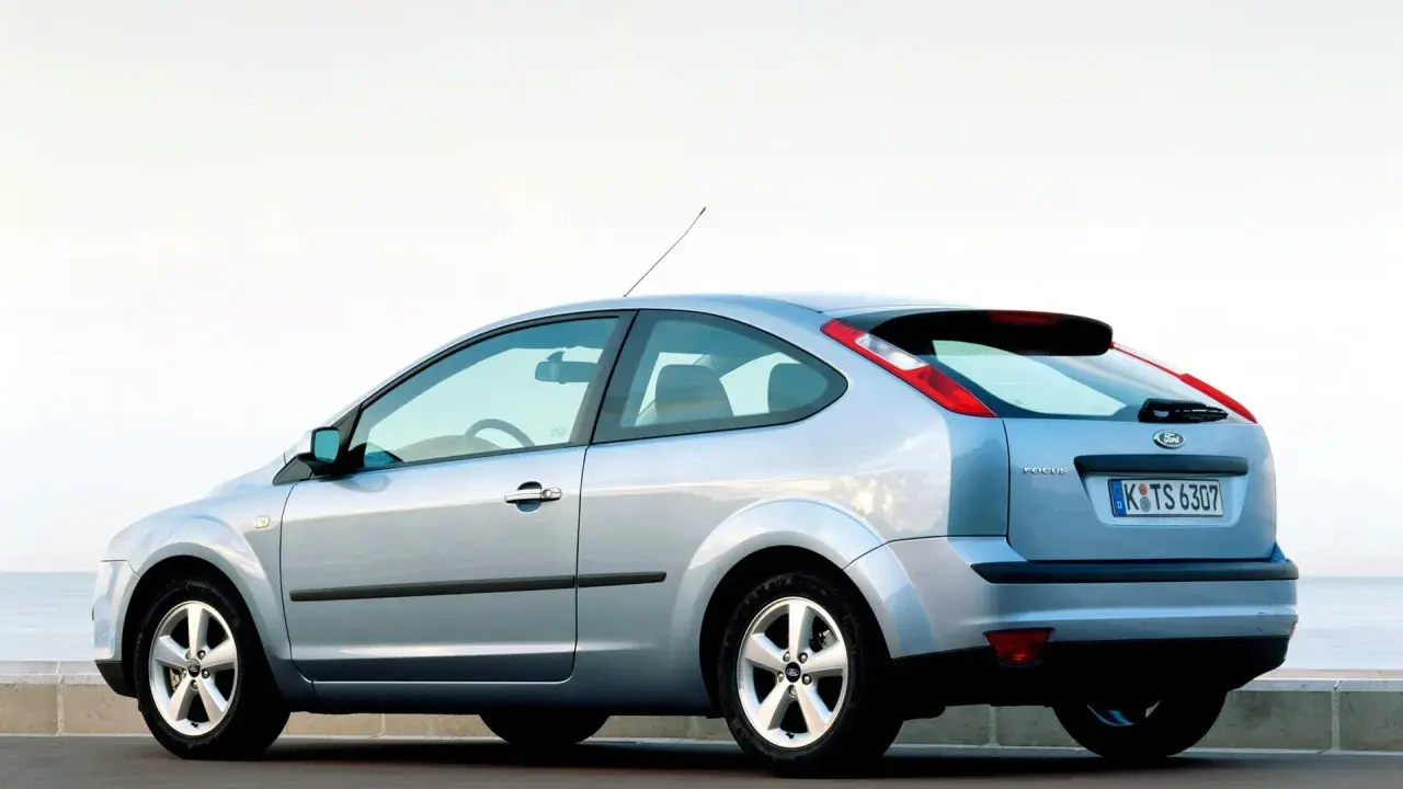 Srebrny Ford Focus Mk2 2.0 benzyna z widocznym z tyłu, gotowy do podróży nad morze.