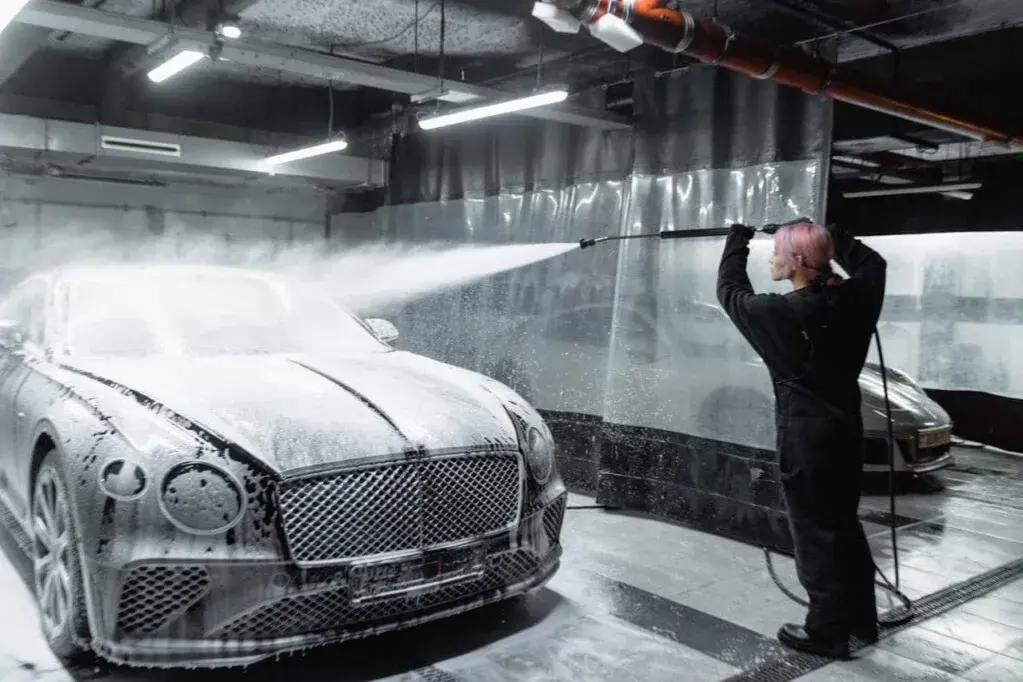 Jak myć auto aktywną pianą na myjni? Perfekcyjny efekt bez rys