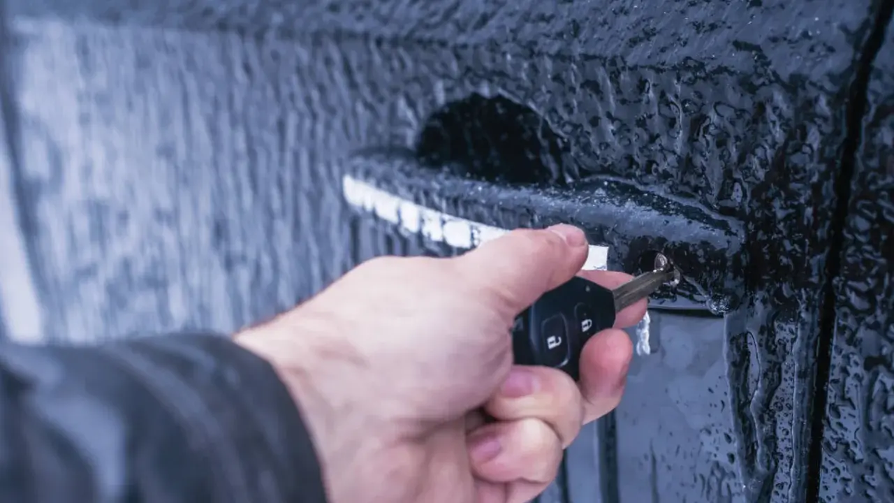 Zamarznięty zamek? Jak zabezpieczyć auto przed mrozem krok po kroku