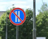 Znak zakazu postoju. Uważaj, bo to zakazy dla ciężarówek, nie wolno tu parkować.