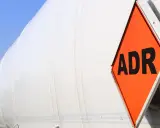 Pomarańczowa tablica ADR na białym cysternie. Zastanawiasz się, ile trwa kurs ADR?