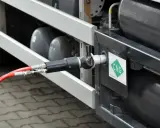Tankowanie gazu CNG. Wąż podłączony do pojazdu z zielonym logo CNG. Gdzie tankować?