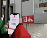 Na stacji Orlen, telefon z aplikacją ORLEN Pay pokazuje kupon na sok. Gdzie kupić orlen e-toll? Tutaj płacisz telefonem!