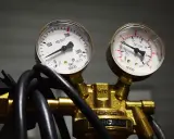 Dwa manometry wskazują nieprawidłowe ciśnienie, co może być objawem uszkodzonego reduktora LPG.