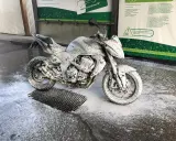 Motocykl pokryty pianą na myjni. Czy na myjni można płacić kartą? Tak, instrukcja informuje o płatności kartą.