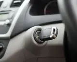 Kluczyk w stacyjce, silnik diesla nie odpala. To może być słaby akumulator objawy diesel.
