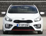 Biała Kia Ceed 1.6 benzyna z czarnym dachem i sportowym grillem.