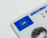 Zbliżenie na brytyjskie prawo jazdy. Dokument może być potrzebny do potwierdzenia tożsamości lub w przypadku problemów z odbieraniem prawa jazdy ze względu na stan zdrowia.