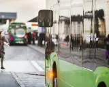 Kobieta biegnie do autobusu kategorii pojazdu n3.