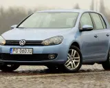 Niebieski Golf 6 na mokrej nawierzchni. Zastanawiasz się, jaki silnik benzynowy wybrać do tego modelu?