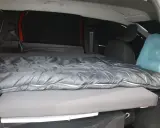 Wygodne spanie w samochodzie: materac i śpiwór gotowe na noc.