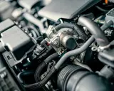 Silnik diesla, pełen przewodów i metalowych elementów. Czy lubi wysokie obroty? To pytanie dla mechanika.