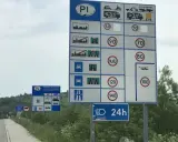 Znaki drogowe w Polsce: ograniczenia prędkości w terenie zabudowanym i niezabudowanym, opłaty drogowe.