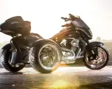 Czarny, lśniący motocykl trójkołowy na kat B. z chromowanymi felgami, gotowy na podbój miasta.