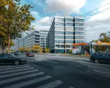 Nowoczesne biurowce i stacja paliw Orlen. Zastanawiasz się, ile punktów za tankowanie Orlen zdobędziesz?
